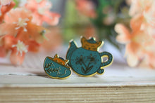 Lade das Bild in den Galerie-Viewer, Emaille Pin - Minipin - cat in a cup - Türkis/Orange