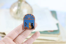 Lade das Bild in den Galerie-Viewer, Emaille Pin - Katzen vor dem Sternenhimmel - Pin mit Katzen am Fenster - Rucksack, Jacke, Deko