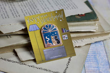 Lade das Bild in den Galerie-Viewer, Emaille Pin - Katzen vor dem Sternenhimmel - Pin mit Katzen am Fenster - Rucksack, Jacke, Deko