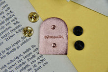 Lade das Bild in den Galerie-Viewer, Emaille Pin - Katzen vor dem Sternenhimmel - Pin mit Katzen am Fenster - Rucksack, Jacke, Deko