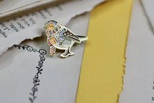 Lade das Bild in den Galerie-Viewer, Emaille Pin - Rotkehlchen mit Schal - Geschenk für Vogelfreunde - Adventskalender befüllen