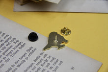 Lade das Bild in den Galerie-Viewer, Emaille Pin - Rotkehlchen mit Schal - Geschenk für Vogelfreunde - Adventskalender befüllen