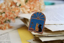 Lade das Bild in den Galerie-Viewer, Emaille Pin - Katzen vor dem Sternenhimmel - Pin mit Katzen am Fenster - Rucksack, Jacke, Deko
