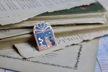 Lade das Bild in den Galerie-Viewer, Emaille Pin - Katzen vor dem Sternenhimmel - Pin mit Katzen am Fenster - Rucksack, Jacke, Deko