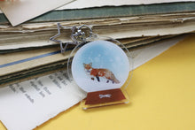 Lade das Bild in den Galerie-Viewer, B-Ware -Acryl Schlüsselanhänger - Fuchs in Schneekugel - Glitzer