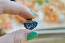 Lade das Bild in den Galerie-Viewer, Emaille Pin - Minipin - cat in a cup - Blau
