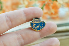 Lade das Bild in den Galerie-Viewer, Emaille Pin - Minipin - cat in a cup - Blau