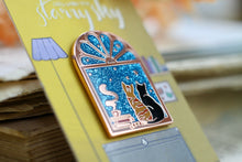 Lade das Bild in den Galerie-Viewer, Emaille Pin - Katzen vor dem Sternenhimmel - Pin mit Katzen am Fenster - Rucksack, Jacke, Deko