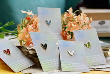 Lade das Bild in den Galerie-Viewer, Emaille Pin - Minipin - Lächelnde Herzen - Verschiedene Farben - Auch als Set - Weiß, Schwarz, Blau, Oliv, Rot- Freundschaft, Liebe, Familie