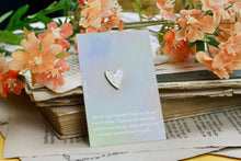 Lade das Bild in den Galerie-Viewer, Emaille Pin - Minipin - Lächelnde Herzen - Verschiedene Farben - Auch als Set - Weiß, Schwarz, Blau, Oliv, Rot- Freundschaft, Liebe, Familie