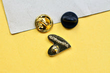 Lade das Bild in den Galerie-Viewer, Emaille Pin - Minipin - Lächelnde Herzen - Verschiedene Farben - Auch als Set - Weiß, Schwarz, Blau, Oliv, Rot- Freundschaft, Liebe, Familie