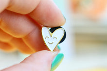 Lade das Bild in den Galerie-Viewer, Emaille Pin - Minipin - Lächelnde Herzen - Verschiedene Farben - Auch als Set - Weiß, Schwarz, Blau, Oliv, Rot- Freundschaft, Liebe, Familie