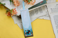 Lade das Bild in den Galerie-Viewer, Lesezeichen - Reading Tracker - Leseliste - Mädchen mit Buch im Sessel