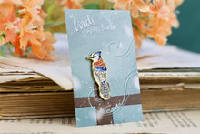 Lade das Bild in den Galerie-Viewer, Emaille Pin - Blauhäher mit Schal - Glitzer und Normale Variante