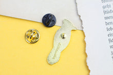 Lade das Bild in den Galerie-Viewer, Emaille Pin - Blauhäher mit Schal - Glitzer und Normale Variante