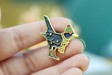 Lade das Bild in den Galerie-Viewer, Emaille Pin - Amsel mit Schal - Glitzer und Normale Variante
