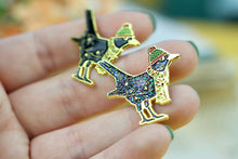 Lade das Bild in den Galerie-Viewer, Emaille Pin - Amsel mit Schal - Glitzer und Normale Variante