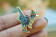 Lade das Bild in den Galerie-Viewer, Emaille Pin - Amsel mit Schal - Glitzer und Normale Variante