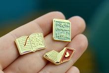 Lade das Bild in den Galerie-Viewer, Emaille Pin - Minipin Set - Bücher - Reading is Dreaming - Gold