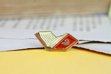 Lade das Bild in den Galerie-Viewer, Emaille Pin - Minipin Set - Bücher - Reading is Dreaming - Gold