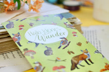 Lade das Bild in den Galerie-Viewer, Postkarte zur Geburt mit Waldtieren - Hallo kleines Wunder - Handgemalte Illustration