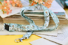 Lade das Bild in den Galerie-Viewer, Schlüsselband - Rotkehlchen im Schnee - Eigene Illustrationen