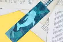 Lade das Bild in den Galerie-Viewer, Lesezeichen - Buckelwale - Wale bei Nacht - Spruch
