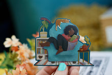 Lade das Bild in den Galerie-Viewer, Sticker mit Goldeffekt - Lesende Frau mit Katze - Indoor + Outdoor