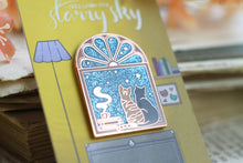 Lade das Bild in den Galerie-Viewer, Emaille Pin - Katzen vor dem Sternenhimmel - Pin mit Katzen am Fenster - Rucksack, Jacke, Deko