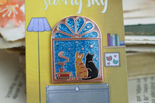 Lade das Bild in den Galerie-Viewer, Emaille Pin - Katzen vor dem Sternenhimmel - Pin mit Katzen am Fenster - Rucksack, Jacke, Deko