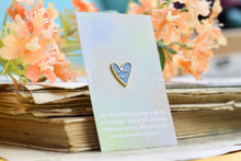 Lade das Bild in den Galerie-Viewer, Emaille Pin - Minipin - Lächelnde Herzen - Verschiedene Farben - Auch als Set - Weiß, Schwarz, Blau, Oliv, Rot- Freundschaft, Liebe, Familie