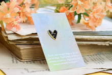 Lade das Bild in den Galerie-Viewer, Emaille Pin - Minipin - Lächelnde Herzen - Verschiedene Farben - Auch als Set - Weiß, Schwarz, Blau, Oliv, Rot- Freundschaft, Liebe, Familie