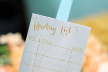 Lade das Bild in den Galerie-Viewer, Lesezeichen - Reading Tracker - Leseliste - Mädchen mit Buch im Sessel