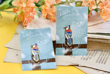 Lade das Bild in den Galerie-Viewer, Emaille Pin - Blauhäher mit Schal - Glitzer und Normale Variante