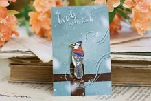 Lade das Bild in den Galerie-Viewer, Emaille Pin - Blauhäher mit Schal - Glitzer und Normale Variante