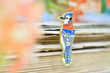 Lade das Bild in den Galerie-Viewer, Emaille Pin - Blauhäher mit Schal - Glitzer und Normale Variante