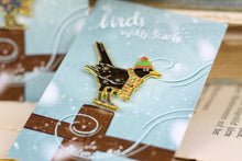 Lade das Bild in den Galerie-Viewer, Emaille Pin - Amsel mit Schal - Glitzer und Normale Variante