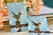 Lade das Bild in den Galerie-Viewer, Emaille Pin - Amsel mit Schal - Glitzer und Normale Variante