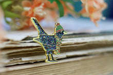 Lade das Bild in den Galerie-Viewer, Emaille Pin - Amsel mit Schal - Glitzer und Normale Variante