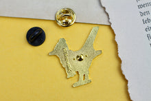 Lade das Bild in den Galerie-Viewer, Emaille Pin - Amsel mit Schal - Glitzer und Normale Variante