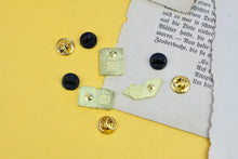 Lade das Bild in den Galerie-Viewer, Emaille Pin - Minipin Set - Bücher - Reading is Dreaming - Gold