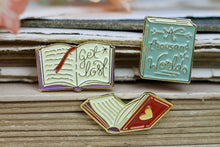 Lade das Bild in den Galerie-Viewer, Emaille Pin - Minipin Set - Bücher - Reading is Dreaming - Gold
