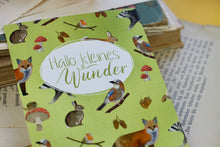Lade das Bild in den Galerie-Viewer, Postkarte zur Geburt mit Waldtieren - Hallo kleines Wunder - Handgemalte Illustration