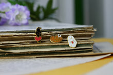 Lade das Bild in den Galerie-Viewer, Emaille Pin - Minipin-Set - Lovely Halloween - Cute Filler Pins - Ghost, Pumpkin, Raven - Glow in the Dark