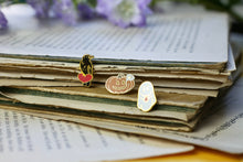 Lade das Bild in den Galerie-Viewer, Emaille Pin - Minipin-Set - Lovely Halloween - Cute Filler Pins - Ghost, Pumpkin, Raven - Glow in the Dark