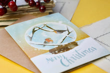 Lade das Bild in den Galerie-Viewer, Klappkarte - Merry Christmas - Rotkehlchen in Schneekugel - Weihnachtskarte