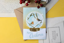 Lade das Bild in den Galerie-Viewer, Klappkarte - Merry Christmas - Rotkehlchen in Schneekugel - Weihnachtskarte