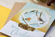 Lade das Bild in den Galerie-Viewer, Klappkarte - Merry Christmas - Rotkehlchen in Schneekugel - Weihnachtskarte