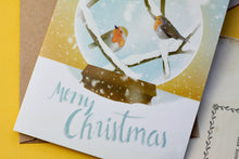 Lade das Bild in den Galerie-Viewer, Klappkarte - Merry Christmas - Rotkehlchen in Schneekugel - Weihnachtskarte