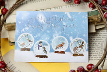 Lade das Bild in den Galerie-Viewer, Postkarte - Schneekugeln mit Tieren - Weihnachten - Fuchs, Hase, Rotkehlchen und Eichhörnchen - Eigene Illustration